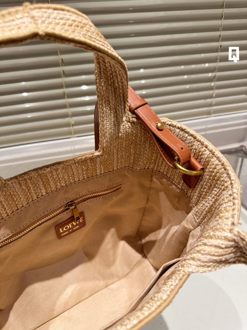 Loewe wave tote hand bag 132289