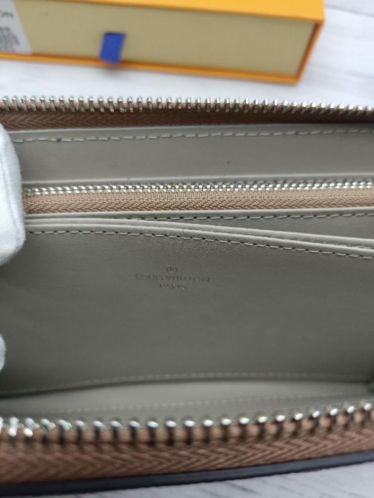 LV Mahina Monogram wallet M69821