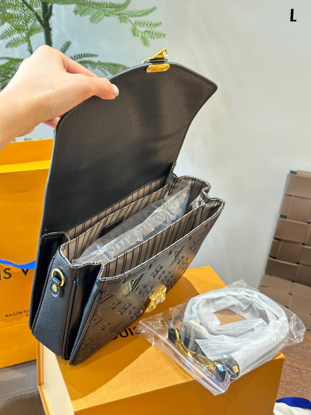 LV classic  Pochette Métis bag