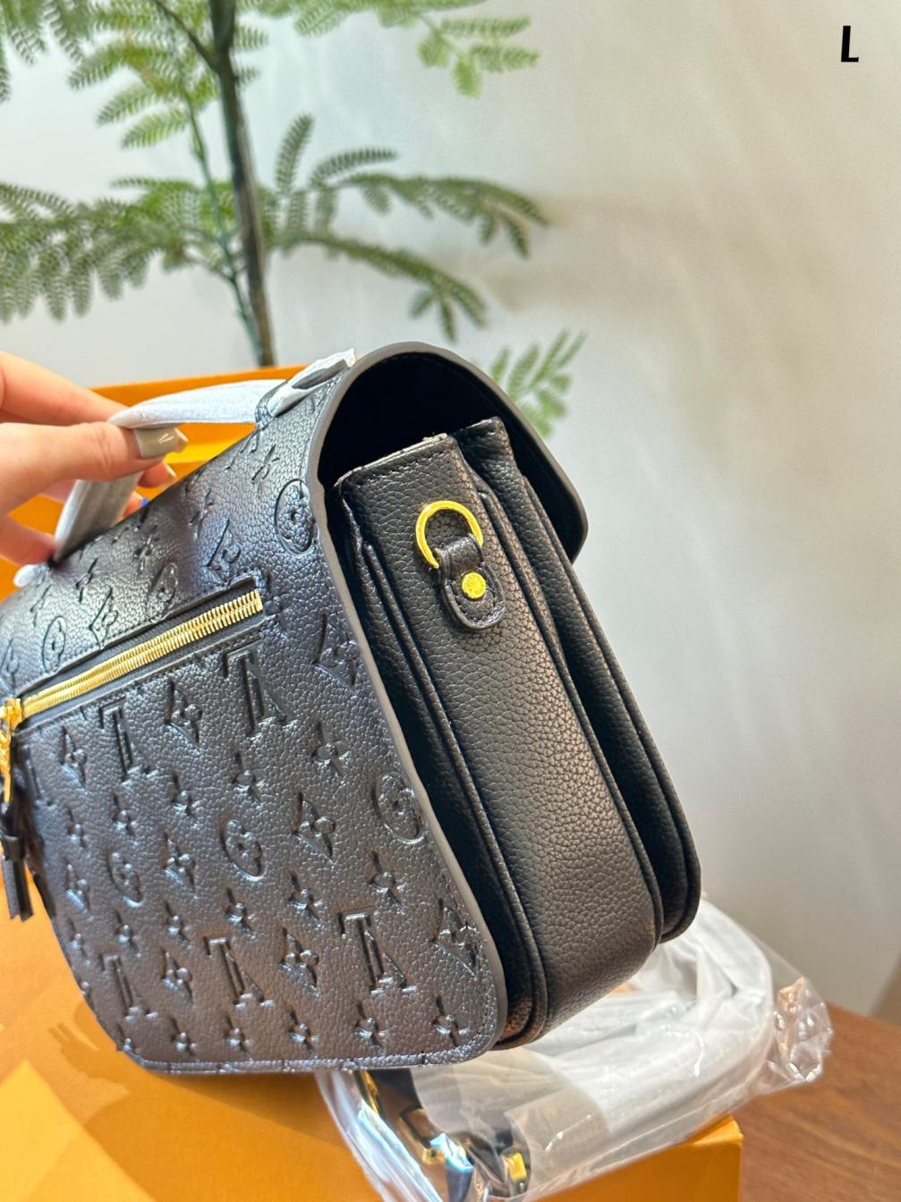 LV classic  Pochette Métis bag