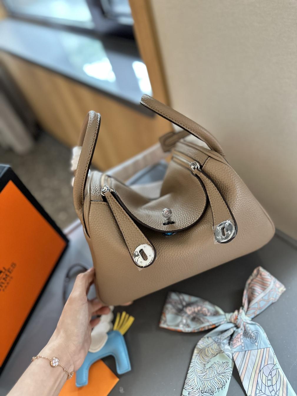 Hermes leather Lindy pop handbag