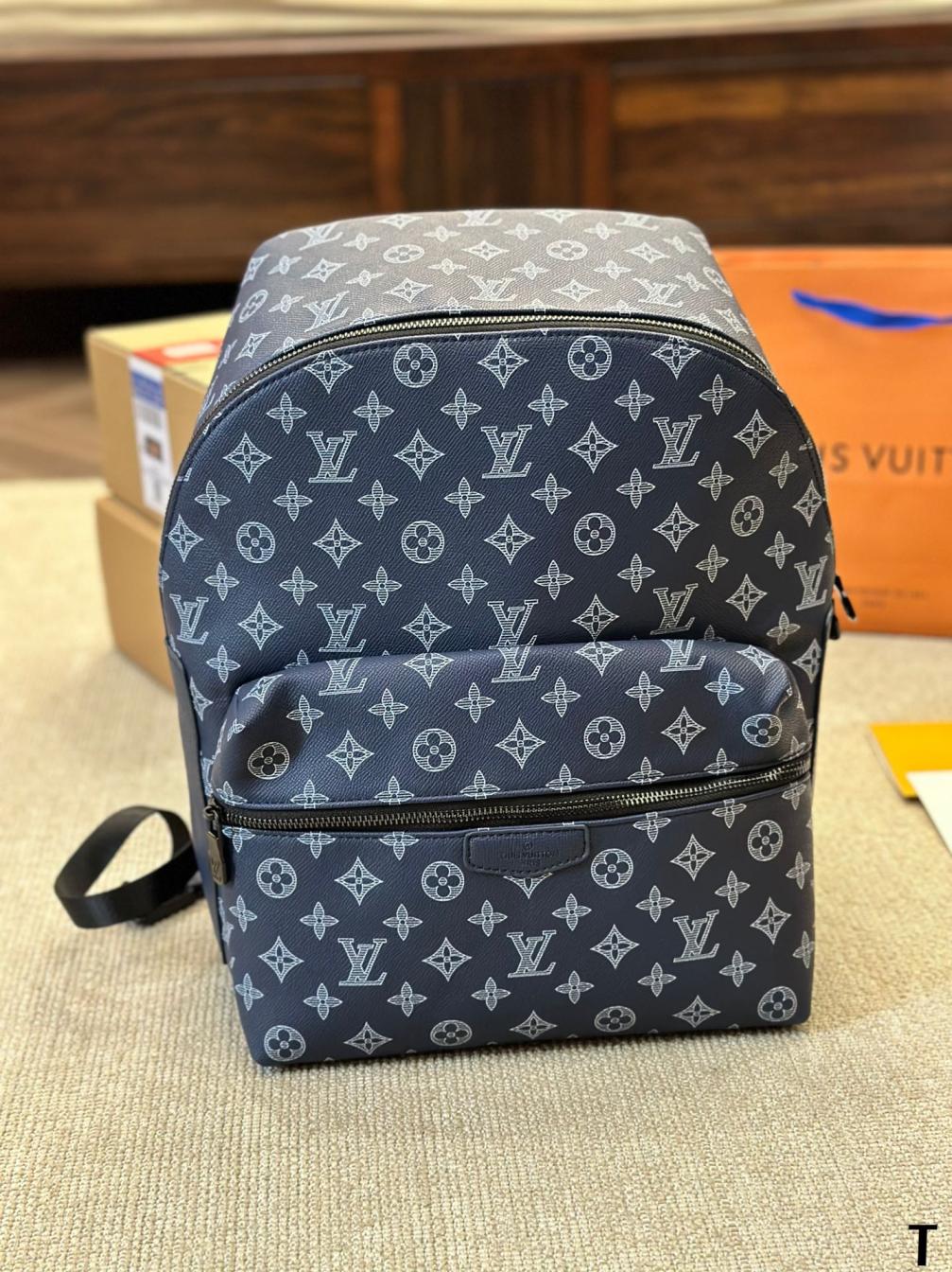 LV Discovery M43186 men backpack