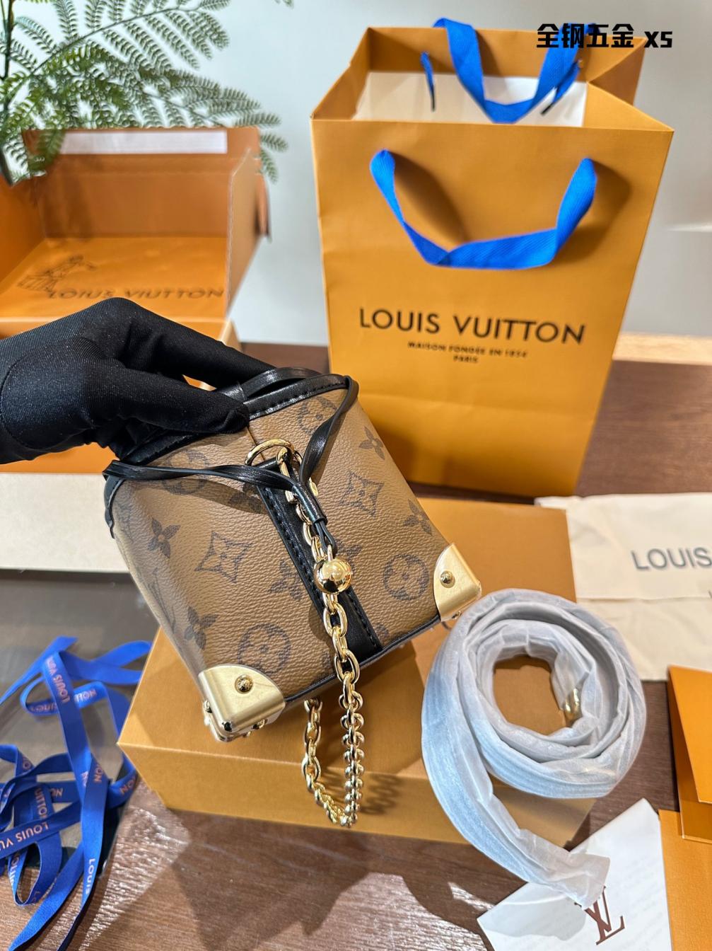 LV Online Only M82885 handbag