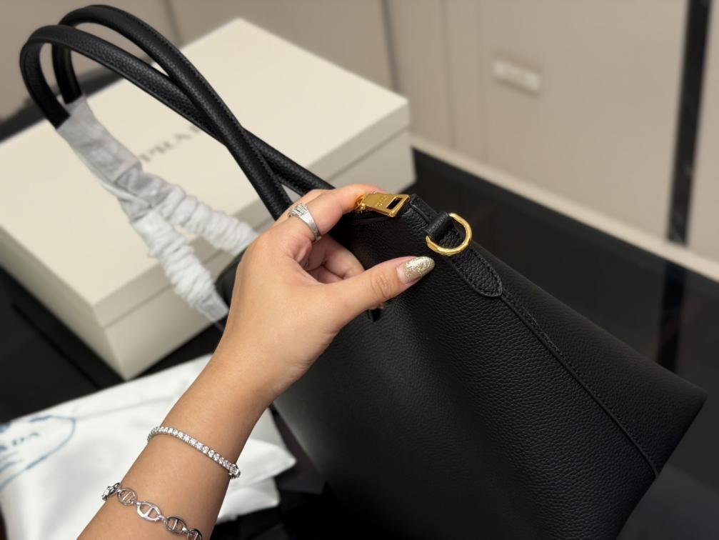 Prada Bonnie hand bag